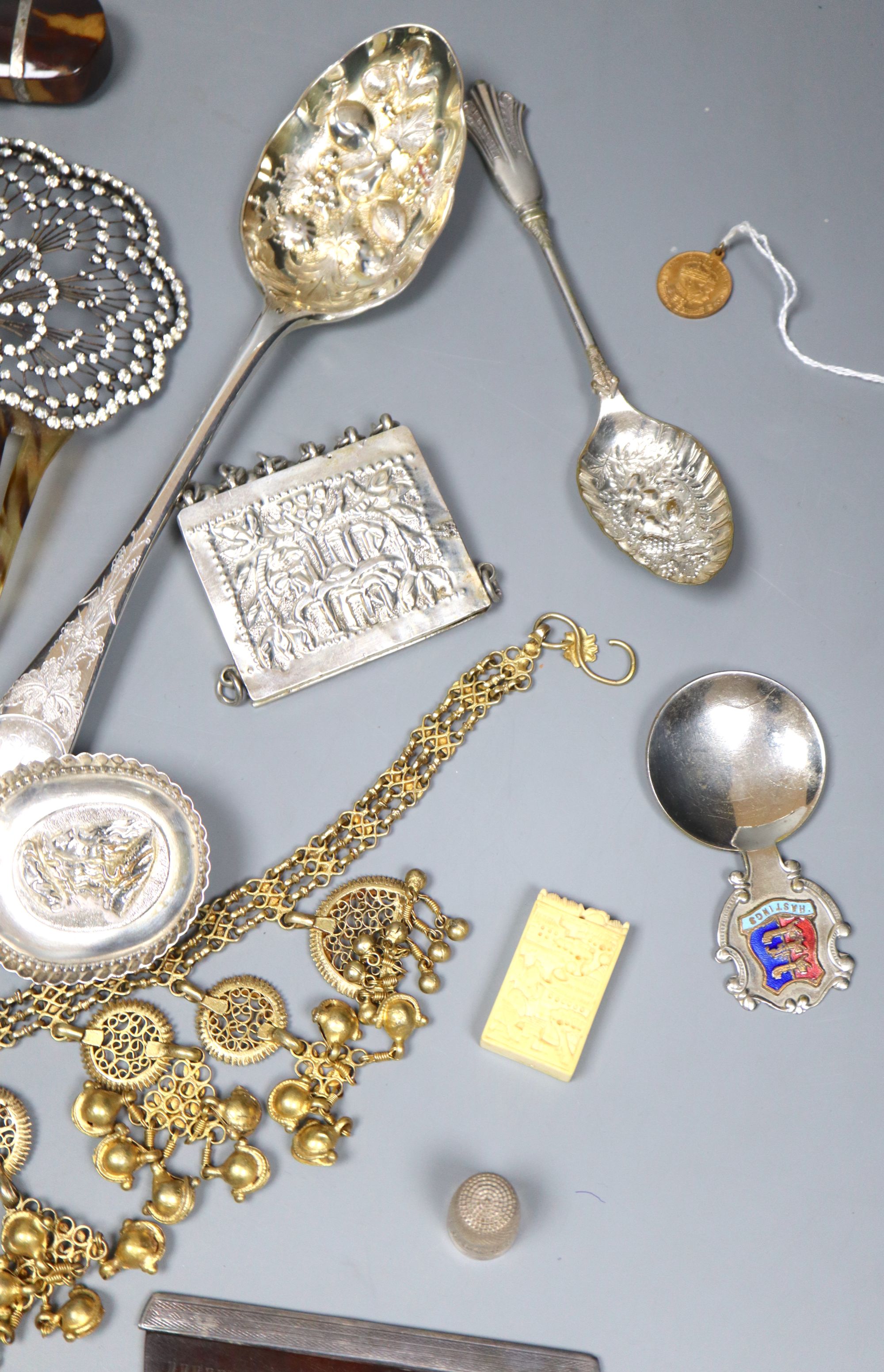 Sundry minor jewellery etc. including an ornate gilt necklace, a silver thimble